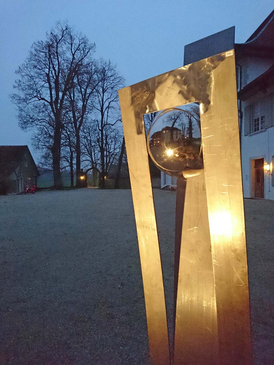 MONOLITO Skulptur "Rising Energy" an Weihnachtsausstellung 